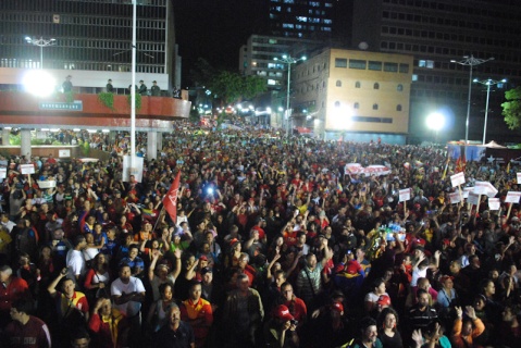 Seguidores de Chavez en la Plaza Diego Ibarra durante su juramentacion para un nuevo periodo